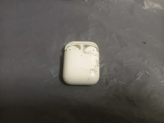 APPLE AIR PODS FIRST GEN IN WHITE 