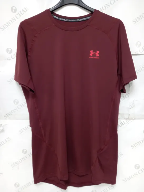 UNDER ARMOUR LOGO T-SHIRT IN MAROON - MEDIUM