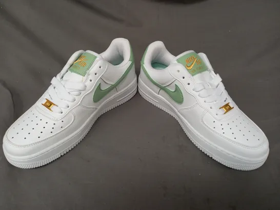 BOXED PAIR OF NIKE AIR FORCE 1 SHOES IN WHITE/GREEN/GOLD UK SIZE 7