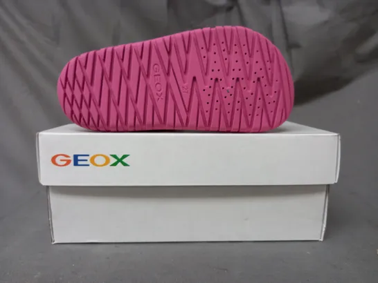 BOXED PAIR OF GEOX KIDS OPEN TOE SANDALS IN PINK UK SIZE 9