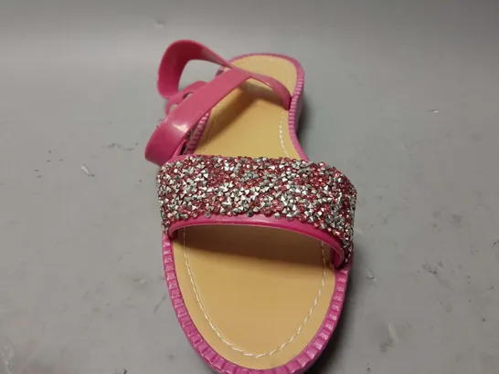 APPROXIMATELY 14 SAVANNAH COLLECTION OPEN TOE SANDALS IN PINK IN VARIOUS SIZES