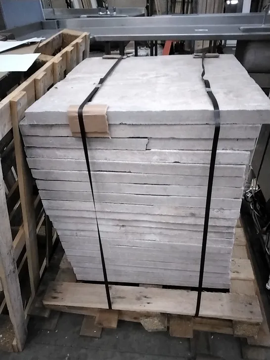 PALLET OF APPROXIMATELY 20 GARDEN FLAGS