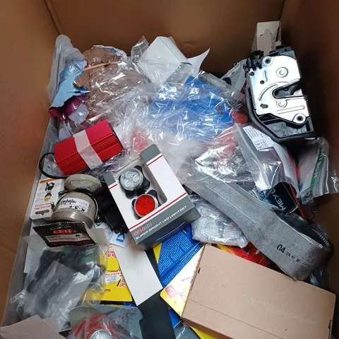 LARGE BOX OF CAR PRODUCTS AND ACCESSORIES 