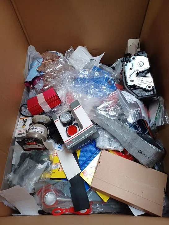 LARGE BOX OF CAR PRODUCTS AND ACCESSORIES 