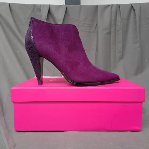 BOXED PAIR OF DANNII MINOGUE UPTOWN SUEDE BOOTS IN PURPLE UK SIZE 4