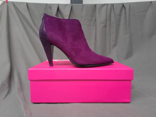 BOXED PAIR OF DANNII MINOGUE UPTOWN SUEDE BOOTS IN PURPLE UK SIZE 4