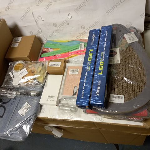 LOT OF APPROX. 15 ASSORTED HOMEWARE ITEMS TO INCLUDE CAT SCRATCH MATS, PET TOY BASKET, OUTSIDE LIGHTS ETC
