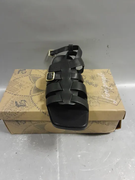 BOXED PAIR OF FREE PEOPLE HOOKED FISHERMAN SANDALS IN BLACK - 9