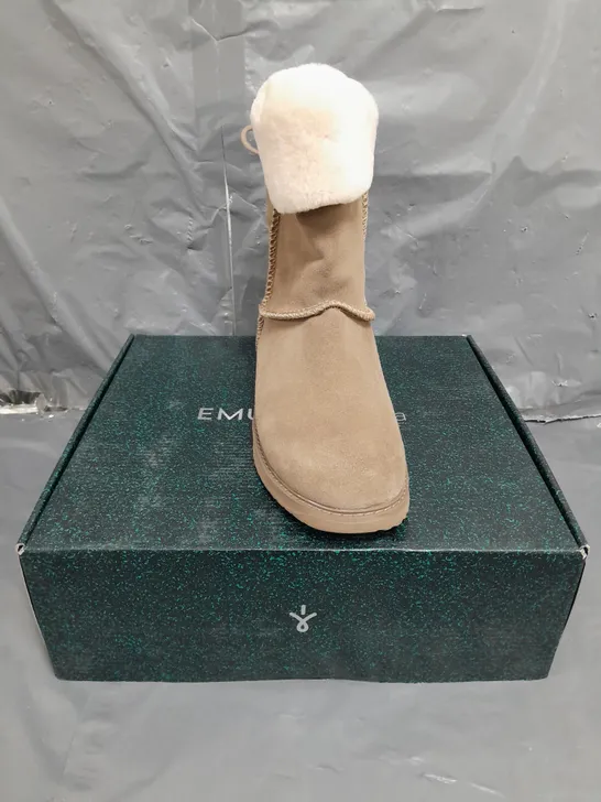 BOXED PAIR OF EMU AUSTRALIA BOOTS IN MUSHROOM SIZE 7