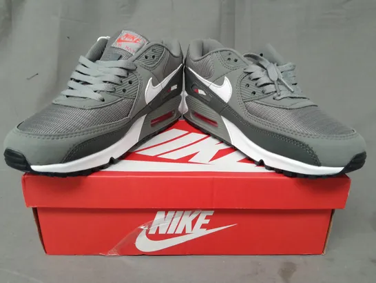 BOXED PAIR OF NIKE AIR MAX 90 ESSENTIALS SHOES IN GREY/WHITE UK SIZE 7