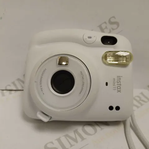 FUJIFILM INSTAX MINI 11 INSTANT CAMER IN ICE WHITE