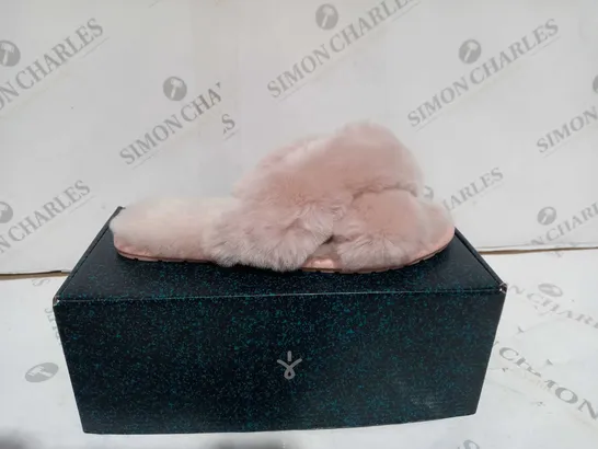 PAIR OF FLUFFY SLIPPERS (PINK)