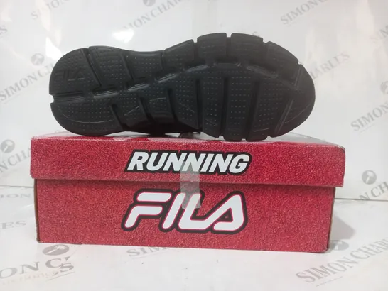 BOXED PAIR OF FILA FLASH ATTACK TRAINERS IN BLACK UK SIZE 7