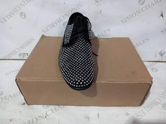 BOXED PAIR OF ASOS DESIGN SHOES IN BLACK WITH JEWEL EFFECT UK SIZE 9