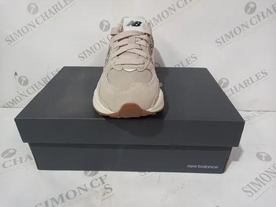 BOXED PAIR OF NEW BALANCE TRAINERS IN SANDSTONE COLOUR UK SIZE 5.5