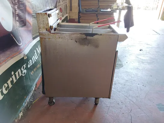 BLUE SEAL GT46 TWIN TANK GAS FRYER