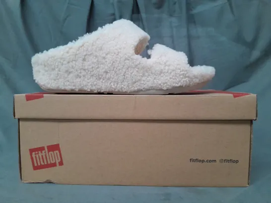 BOXED PAIR OF FITFLOP OPEN TOE FLEECE SANDALS IN IVORY UK SIZE 8