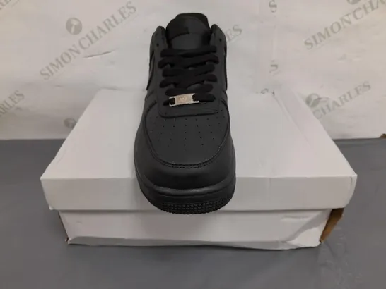 BOXED PAIR OF NIKE AIR FORCE 1 '07 SHOES IN BLACK UK SIZE 9