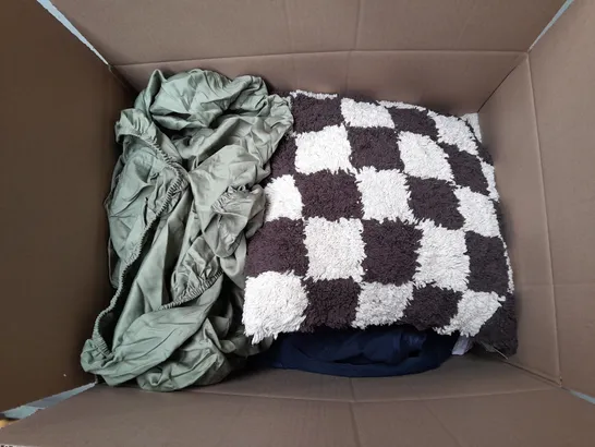 LARGE BOX OF ASSORTED ITEMS TO INCLUDE BABY SLEEPING BAG, CUSHIONS AND WASH CLOTHS