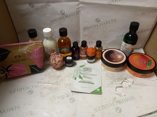 LOT OF APPROX 14 ASSORTED BODY SHOP PRODUCTS TO INCLUDE TEA TREE TONER, MANGO BODY BUTTER, SMOKY ROSE SHOWER GEL, ETC