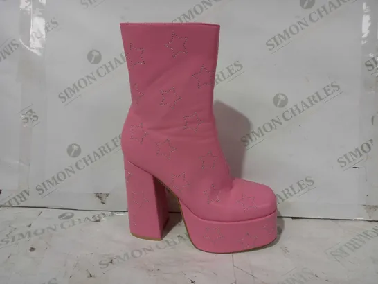 BOXED PAIR OF KOI VEGAN LEATHER PLATFORM HIGH BLOCK HEEL BOOTS IN PINK W. STAR PATTERN SIZE 6