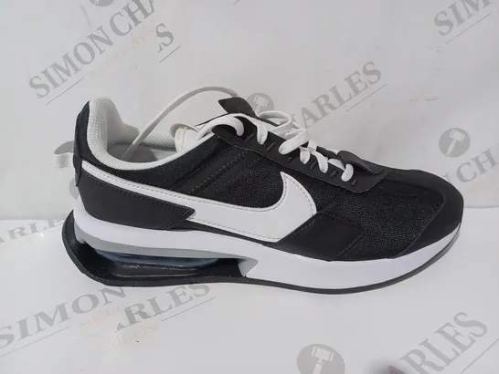 NIKE AIR BLACK & WHITE TRAINER -SIZE 7