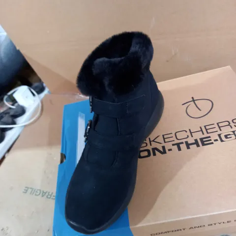 SKETCHERS ON THE GO WINTER FLING BOOT SIZE 6.5
