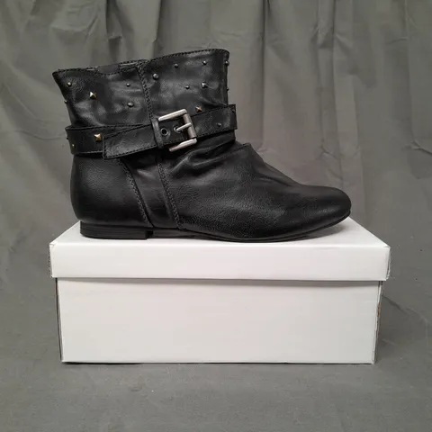 BOXED PAIR OF CUTIE OT SHOES IN BLACK W. STUD EFFECT SIZE 4
