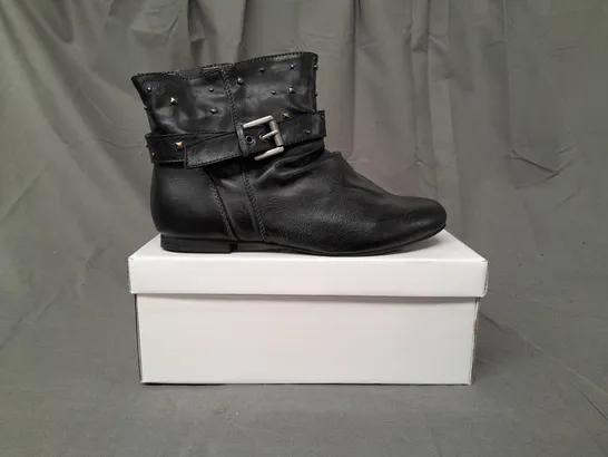 BOXED PAIR OF CUTIE OT SHOES IN BLACK W. STUD EFFECT SIZE 4