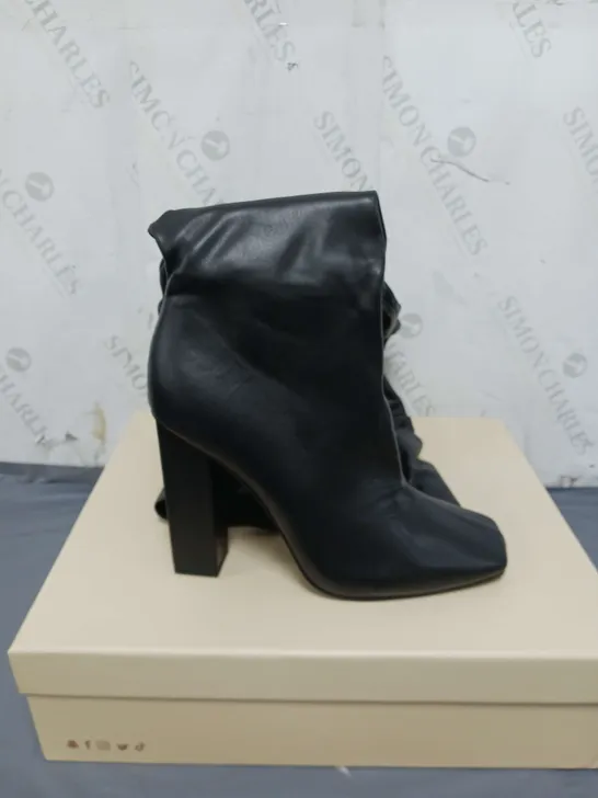 BOXED PAIR OF PUBLIC DESIRE KNEE HIGH ZIPPED BOOTS SIZE 7