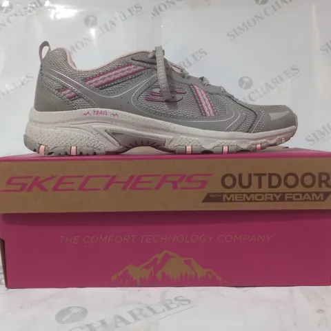 BOXED PAIR OF SKECHERS MEMORY FOAM TRAIL SHOES IN GREY/PURPLE SIZE 6