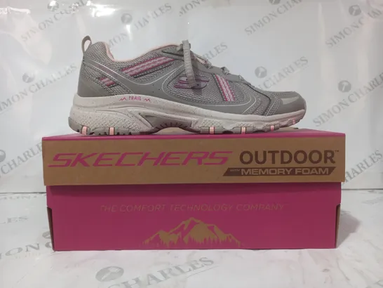 BOXED PAIR OF SKECHERS MEMORY FOAM TRAIL SHOES IN GREY/PURPLE SIZE 6