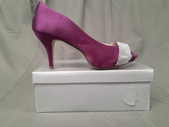 BOX OF APPROXIMATELY 12 PAIRS OF OCCASIONS BY CASANDRA PEEP TOE HIGH HEEL SHOES IN PURPLE W. JEWEL EFFECT - VARIOUS SIZES