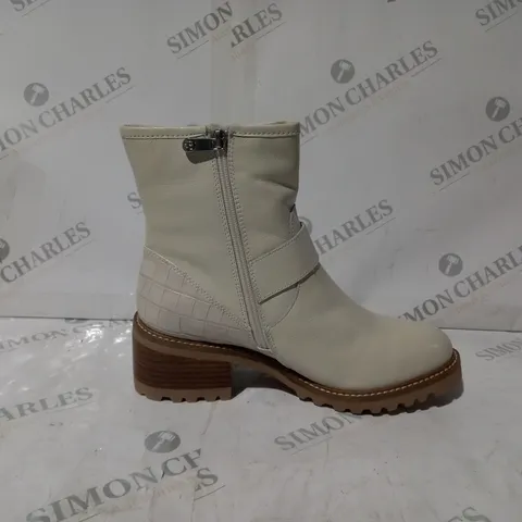 BOXED PAIR OF MODA IN PELLE CORNELIA BIKER BOOTS IN CREAM UK SIZE 7