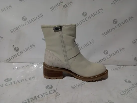 BOXED PAIR OF MODA IN PELLE CORNELIA BIKER BOOTS IN CREAM UK SIZE 7