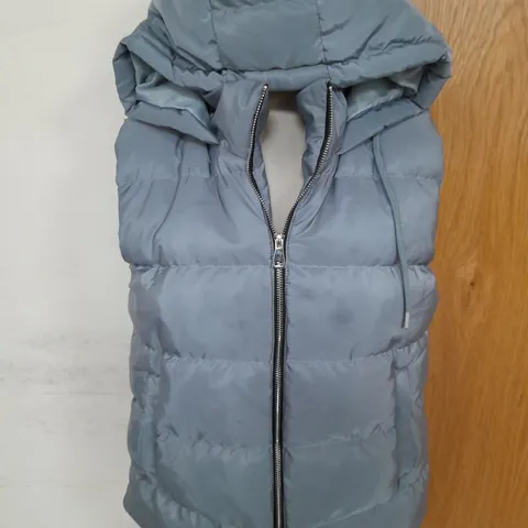 BOOHOO HOODED PUFFER VEST IN POWDER BLUE SIZE M