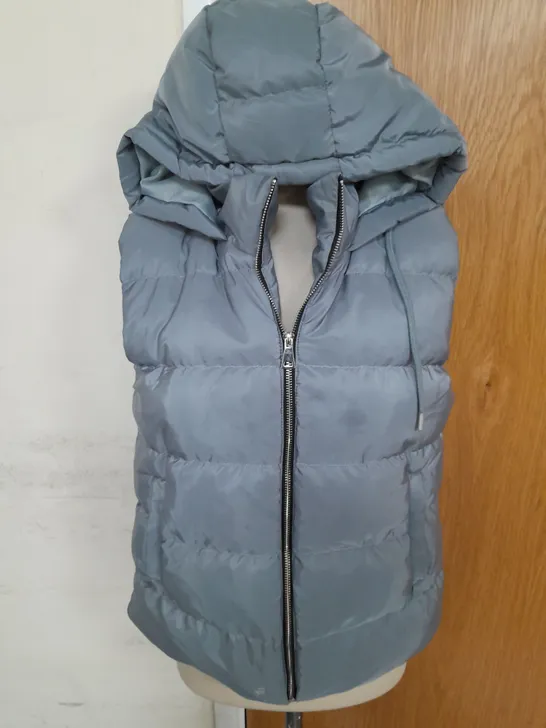 BOOHOO HOODED PUFFER VEST IN POWDER BLUE SIZE M