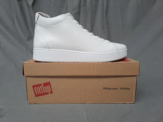 BOXED PAIR OF FITFLOP RALLY LEATHER SHOES IN WHITE UK SIZE 6.5