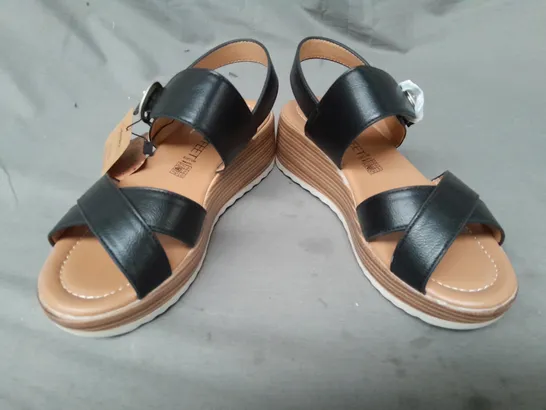 BOXED PAIR OF HEAVENLY FEET OPEN TOE WEDGE SANDALS IN BLACK EU SIZE 37