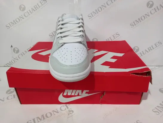 BOXED PAIR OF NIKE DUNK LOW TRAINERS IN WHITE/GREY UK SIZE 7.5