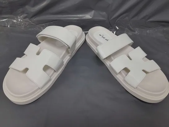 BOXED PAIR OF STYLE SHOES OPEN TOE FLAT FOOTBED SANDALS IN WHITE SIZE 7