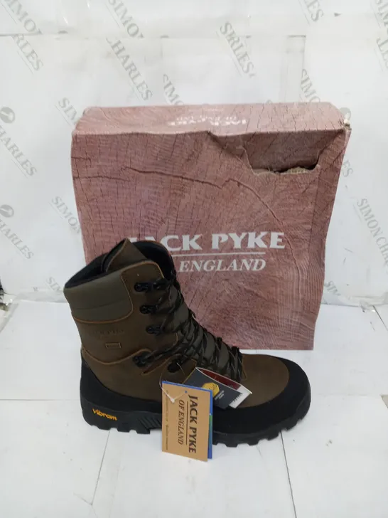 BOXED PAIR OF JACK PYKE VIBRAM HUNTERS BOOTS SIZE UK 11