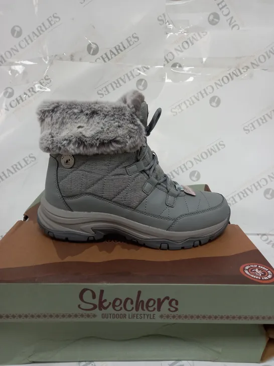 BOXED SKECHERS WOMENS ANTI SLIP AND WATERPROOF FUR LINED BOOTS, GREY - SIZE 5