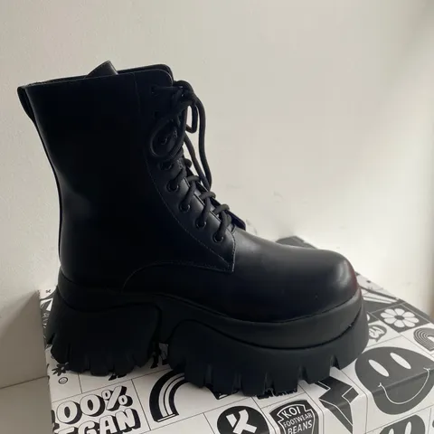 BOXED PAIR OF KOI PANCOR VILUN BLACK LACE UP BOOTS SIZE 6