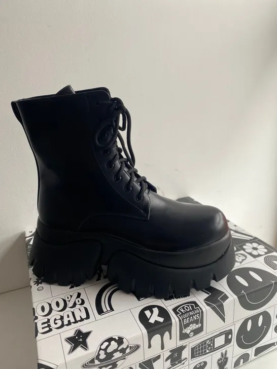 BOXED PAIR OF KOI PANCOR VILUN BLACK LACE UP BOOTS SIZE 6