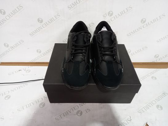 PAIR OF VERSACE JEANS COUTURE TRAINERS IN BLACK SIZE 9
