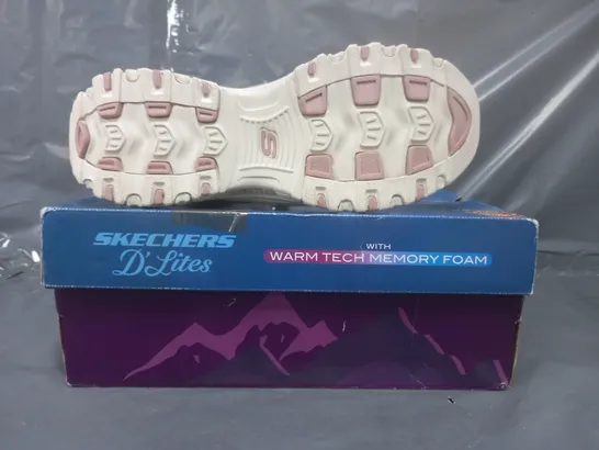 BOXED PAIR OF SKECHERS D'LITES BOOTS IN BLUSH SIZE 6 (2 LEFT SHOES)