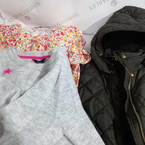 BOX OF APPROX 30 ASSORTED CLOTHING ITEMS TO INCLUDE - D&CO - CUDDLDUDS - KIM&CO ECT