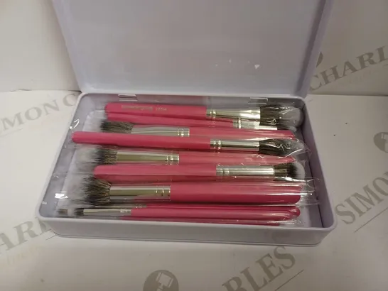 PEACHES AND CREAM TIN OF ASSORTED MAKE UP BRUSHES