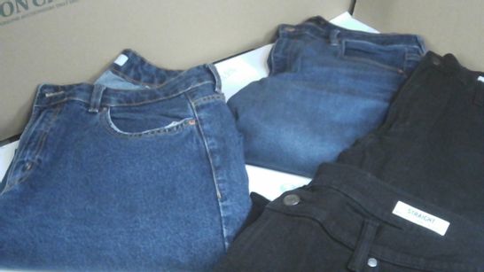LOT OF APPROX 5 PAIRS OF JEANS ASSORTED SIZE/STYLE/COLOUR TO INCLUDE: BLACK JEANS, LIGHT BLUE, DARK BLUE